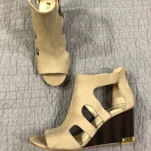 Louise et Cie Shoes Women 9M/39 Tan Suede Leather Wood Wedges Peep Toe Gold